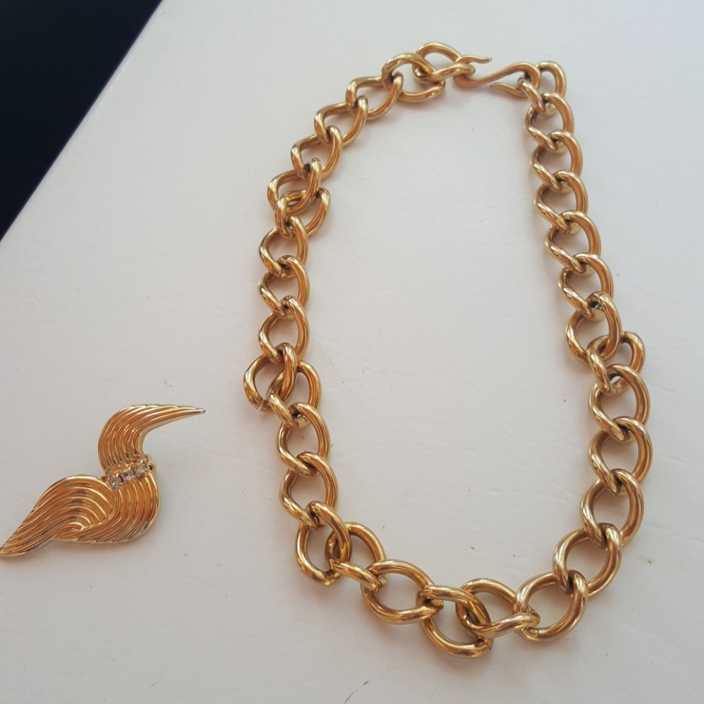 $5 ITEM. Gold tone choker and pin. MUST BUNDLE WITH OTHER ITEMS - Picture 1 of 5